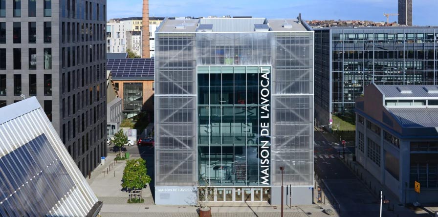 crowdfunding-025 Vue extérieure de la Maison de l’Avocat à Nantes après rénovation des façades translucides, mission de maîtrise d’exécution et OPC réalisée par Auris Grand Ouest.