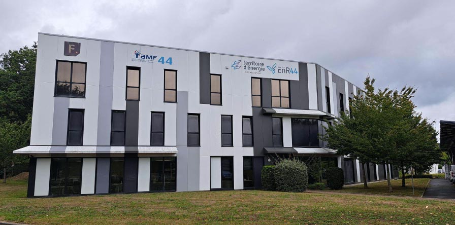 crowdfunding-025 Vue du siège de Territoire d’Énergie 44 à Orvault après extension et réhabilitation thermique, pilotées par Auris Grand Ouest en mission d’OPC.