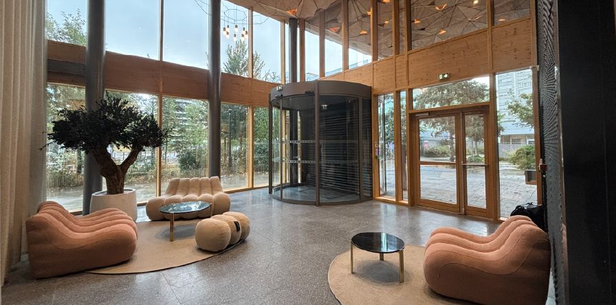 Hall d’accueil de l’immeuble de bureaux KIBORI à Nantes – aménagement piloté par Auris Grand Ouest.